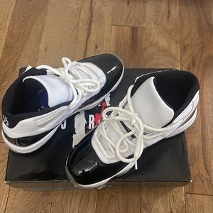 Air jordan 11 retro, mens , 9.5, white black concord